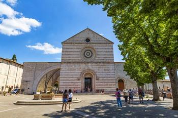 Basilica di Santa Chiara op het Piazza Santa Chiara, Assisi