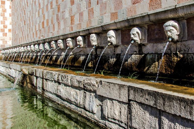 Bekende fontein in L'Aquila, hoofdstad van de Abruzzen, Italië