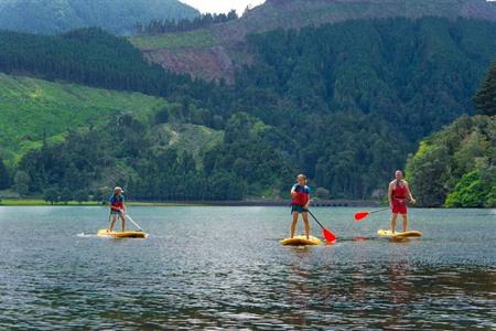 Boek hier je stand-up paddleboarding ervaring op de Sete Cidades-meren