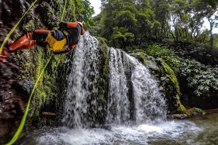 Canyoningtour boeken in Ribeira dos Caldeirões