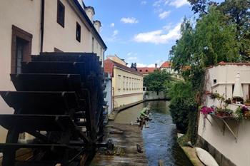 Het Čertovka waterrad bij de liefdesbrug in Praag