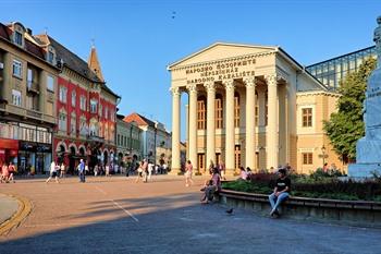 Het Vrijheidsplein met het nationaal theater van Subotica, Servië