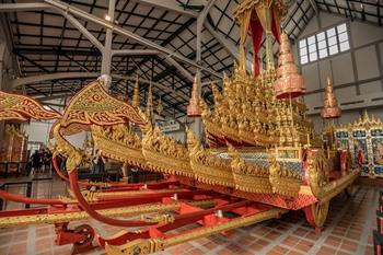 Koninklijke strijdwagen in het Nationaal Museum van Bangkok
