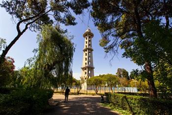 Parachutetoren in het Kültürpark, Izmir, Turkse Riviera