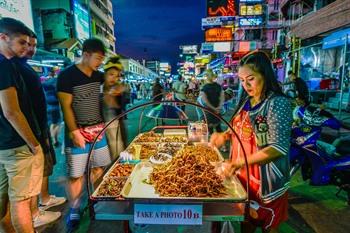 Typisch streetfood kraampje in Khao San Road, Bangkok