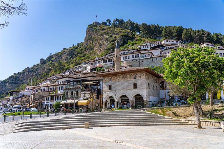 Uitzicht op Berat met de Bachelors-moskee, Albanië