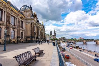 Uitzicht op Brühlsche Terrasse en het paleis in Dresden