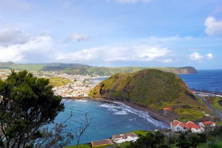 Uitzicht op de baai Porto Pim, vlakbij Horta, eiland Faial