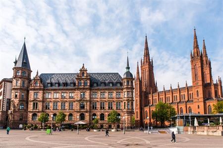 Uitzicht op de Marktkirche (rechts) en het Nieuwe Stadhuis van Wiesbaden