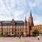 Uitzicht op de Marktkirche (rechts) en het Nieuwe Stadhuis van Wiesbaden