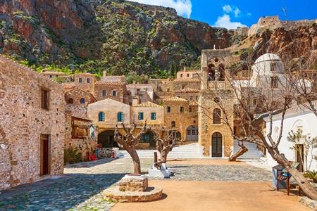 Uitzicht op het Elkomenos Christos plein, de kerk en de klokkentoren in Monemvasia