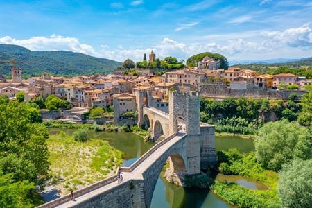 Uitzicht over Besalú en Pont Vell, Catalonië