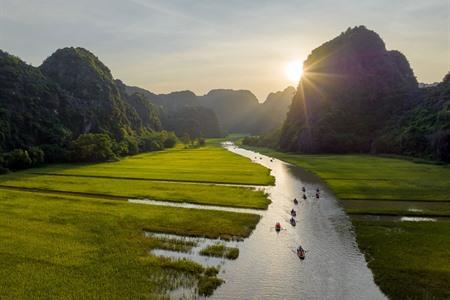 Uitzicht over Tam Coc, rivier en rijstvelden, Ninh Binh