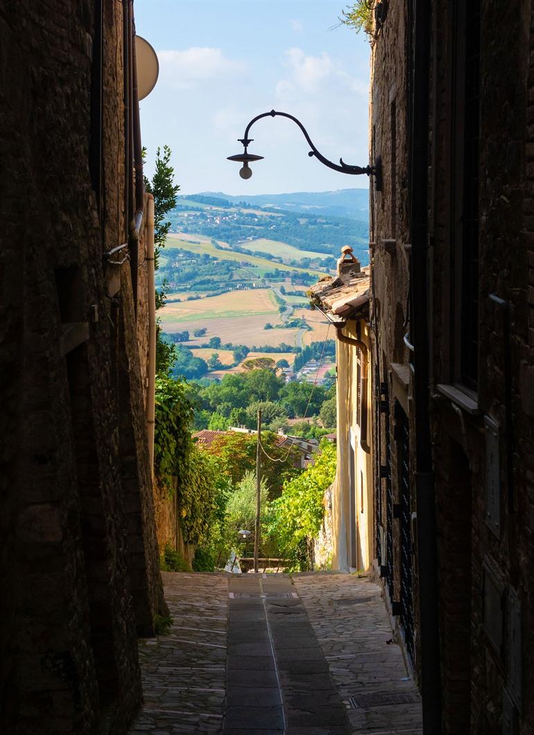 Wandel door het doolhof van straten in Todi