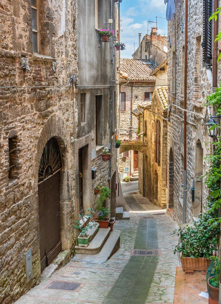 Wandel door het doolhof van straten in Todi