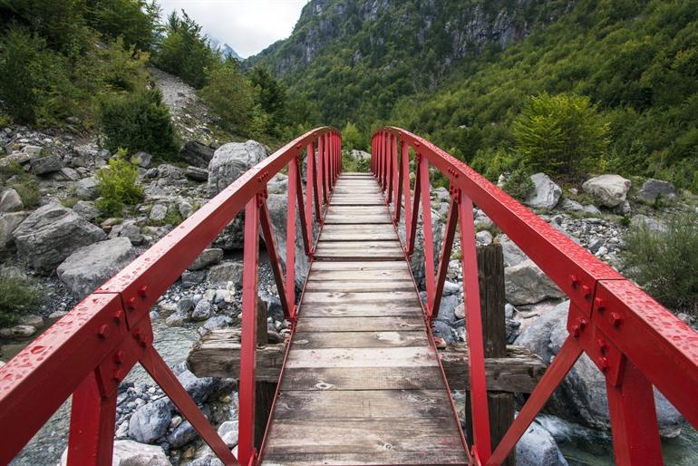 Wandeling naar de Grunas-waterval, vlakbij Theth