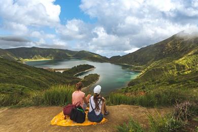 Wandeling vanaf Miradouro da Lagoa do Fogo naar de oevers van het meer